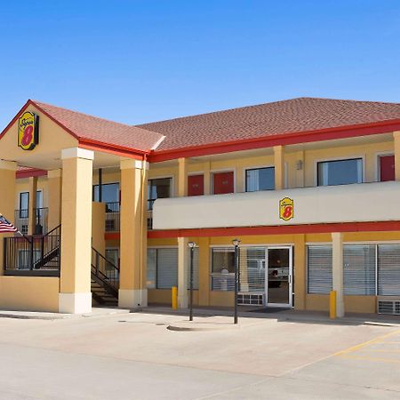 Super 8 By Wyndham Woodward Hotel Exterior foto