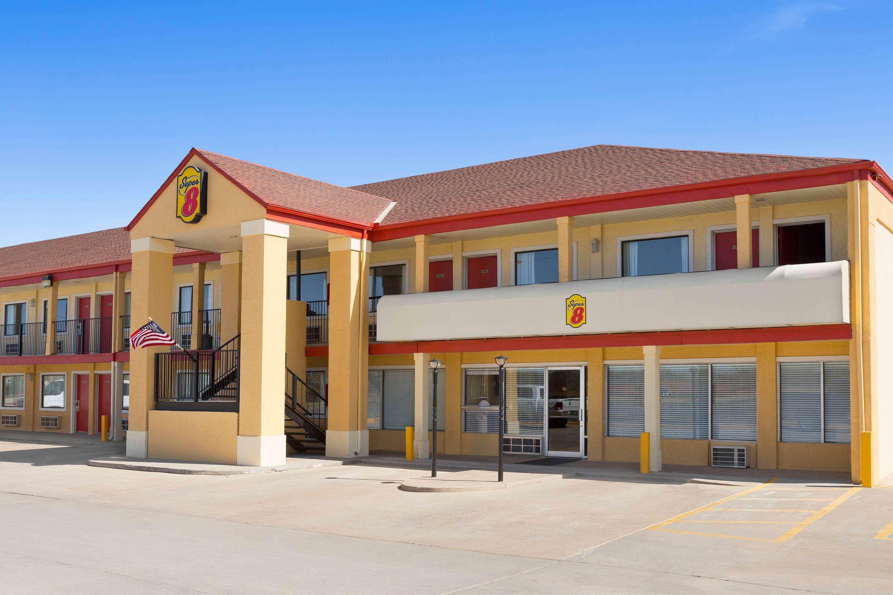 Super 8 By Wyndham Woodward Hotel Exterior foto