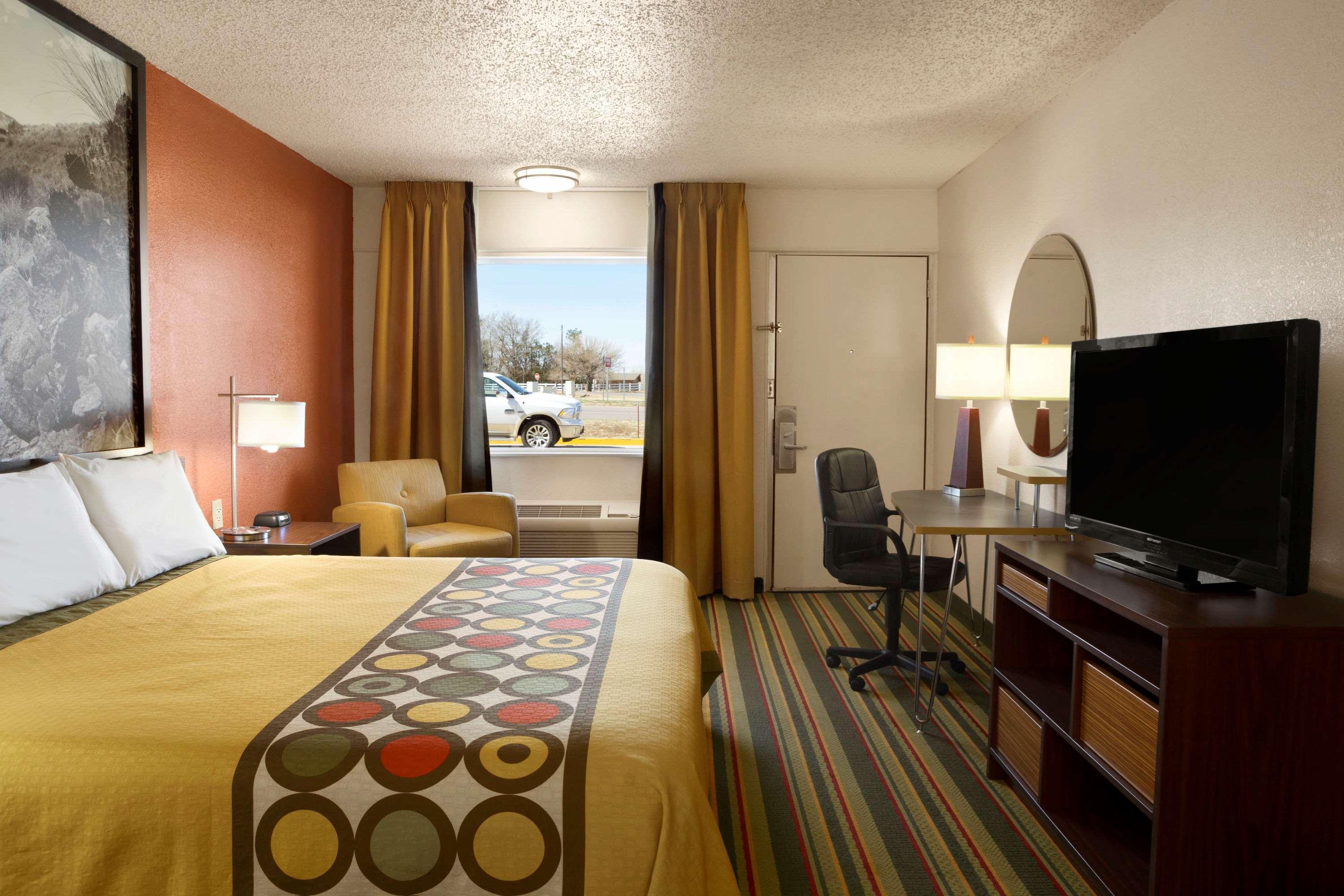 Super 8 By Wyndham Woodward Hotel Exterior foto